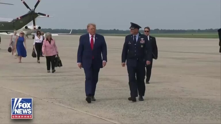 Le président Trump monte à bord d'Air Force One alors qu'il se rend à Genève, dans l'Ohio, pour les…
