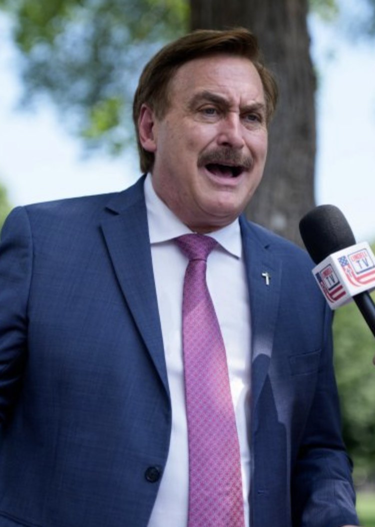 Mike Lindell, soutenu par Trump, s'effondre aujourd'hui dans ses chances de remporter la primaire du GOP…