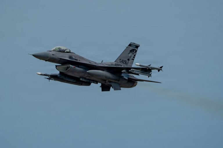 Les F-16 du Commandement de la défense aérospatiale de l'Amérique du Nord (NORAD) ont intercepté un avion…