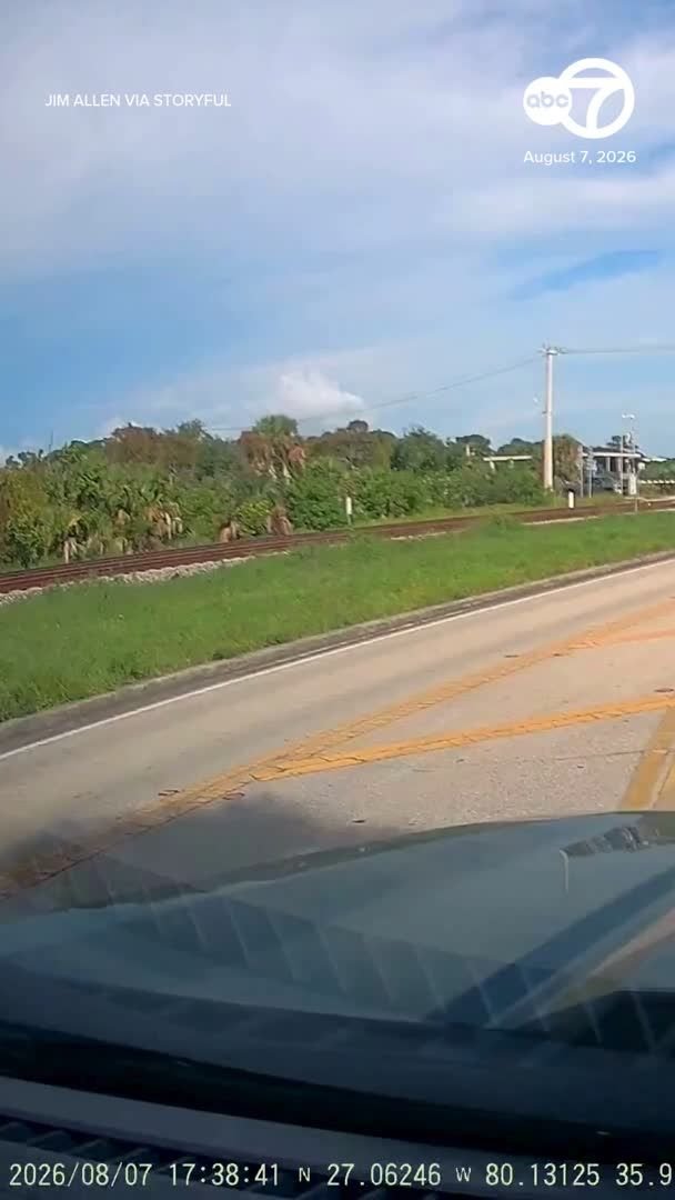 Un homme a sprinté sur une voie ferrée en Floride pour sauver une femme dont la voiture était coincée sous…
