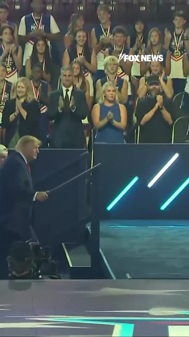 MAINTENANT : Le président Trump fait une grande entrée aux @Freedom250 Patriot Games aux côtés de Pat…