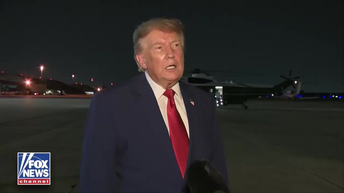 NOUVEAU : Le président Trump écarte la question d'un journaliste sur sa candidature à un troisième mandat.