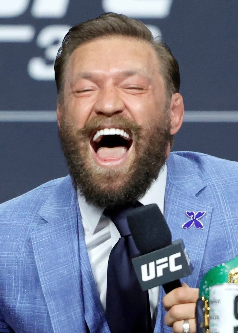 Conor McGregor annonce qu'il boit à nouveau, inspiré par Brad Pitt mettant fin à ses 7 ans d'abstinence.