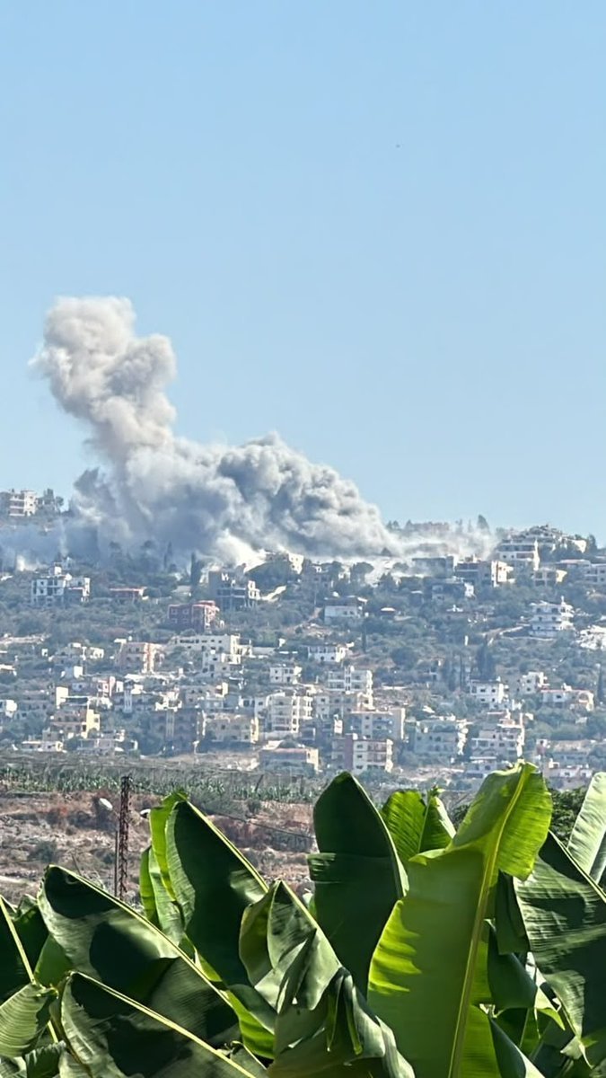 Frappes aériennes et bombardements d'artillerie israéliens contre Al-Mansouri, dans le sud du Liban.