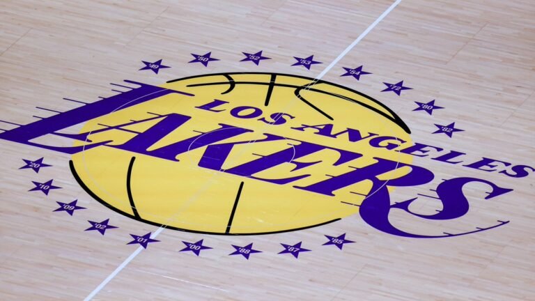 Les Lakers de Los Angeles sont vendus aux hommes d'affaires américains Josh Kushner et Bob Iger dans le…