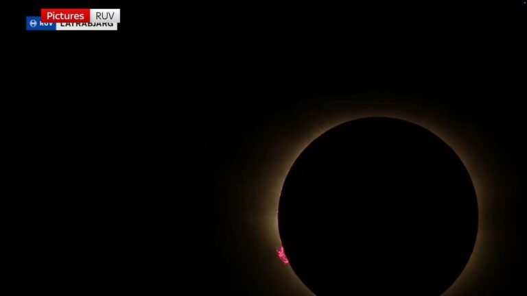 au moment où une éclipse solaire totale atteint la totalité sur l’Islande.