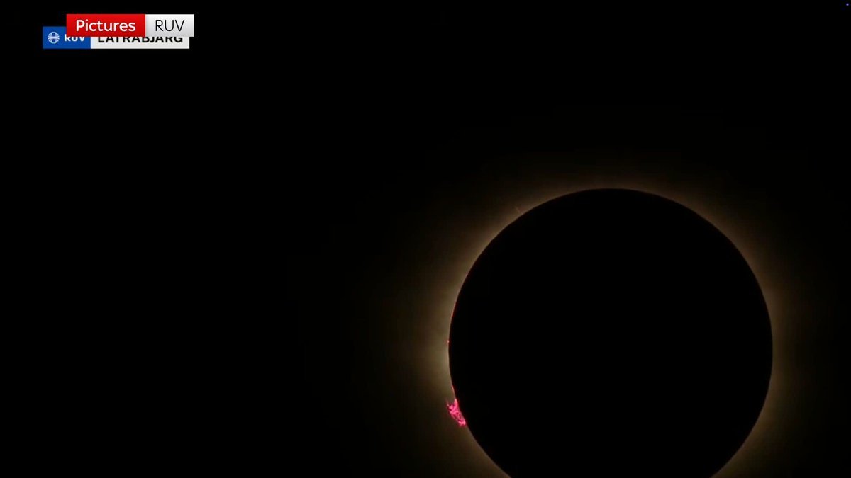au moment où une éclipse solaire totale atteint la totalité sur l’Islande.