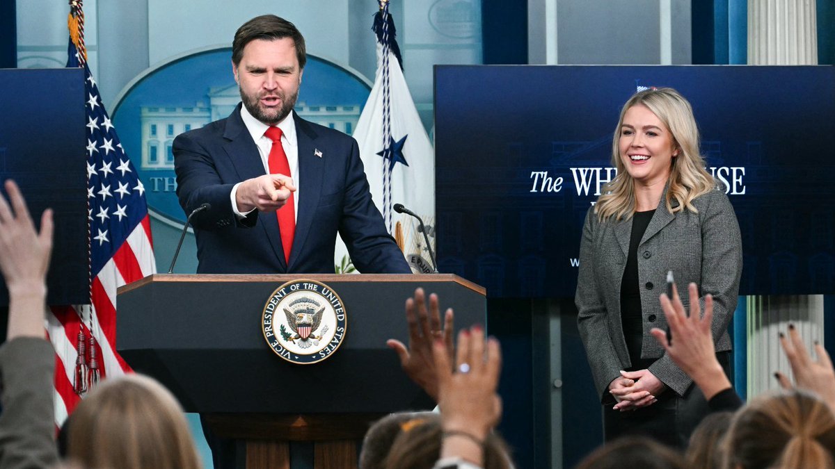 NOUVEAU : Le vice-président JD Vance fait l’éloge de la secrétaire de presse sortante de la Maison…