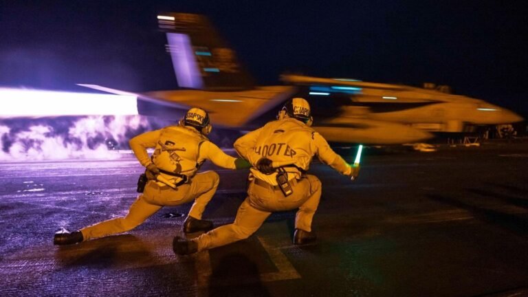 Les images publiées par le Commandement central des États-Unis (CENTCOM) montrent un F/A-18F Super Hornet…