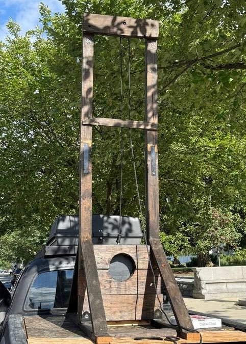 La police du Capitole des 🇺🇸 États-Unis arrête un homme pour avoir garé une guillotine près du bâtiment de…