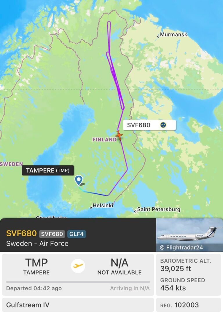 Un avion S102B Korpen GIV-SP Signal Intelligence (SIGINT) de l'armée de l'air suédoise examinant de près…
