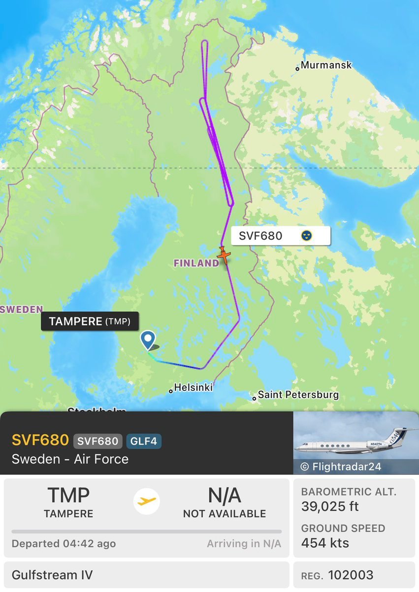 Un avion S102B Korpen GIV-SP Signal Intelligence (SIGINT) de l'armée de l'air suédoise examinant de près…