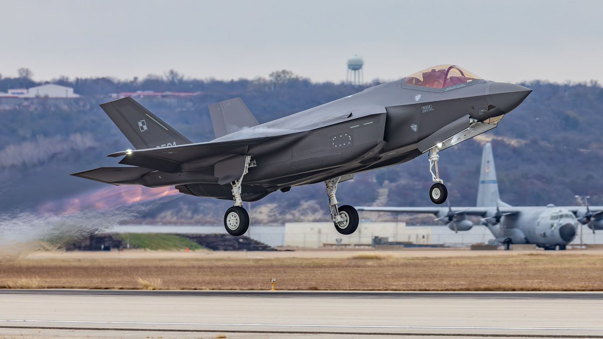 Cinq F-35A Lightning lls, en passant par les indicatifs d'appel : RETRO61/62/63/64/65, ont quitté les…