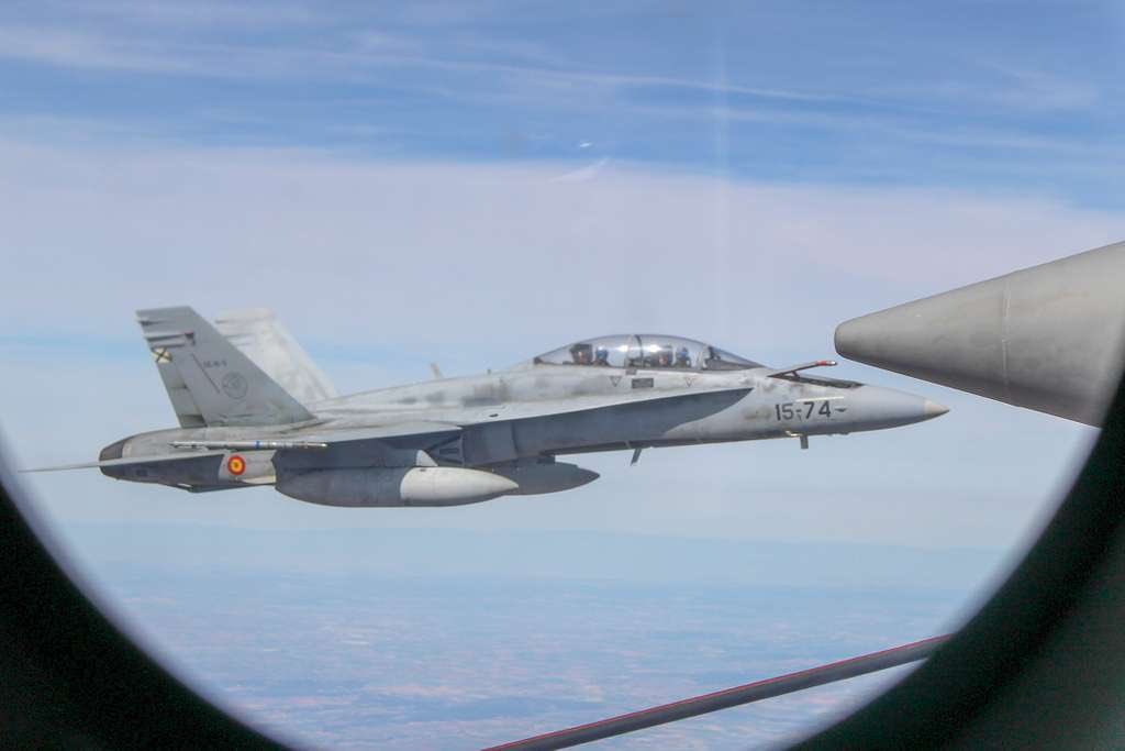 Deux F/A-18 Hornet de la Force aérienne et spatiale espagnole, opérant dans le cadre de la mission de…