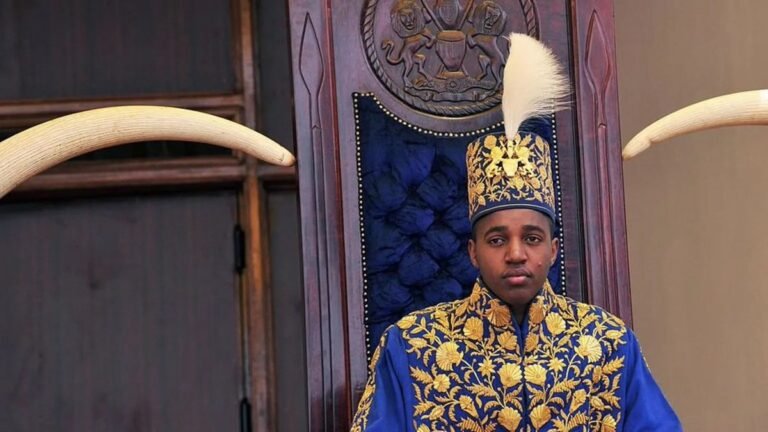 🇺🇬 Le plus jeune monarque traditionnel régnant au monde, le roi Oyo de Tooro dans l'ouest de l'Ouganda,…