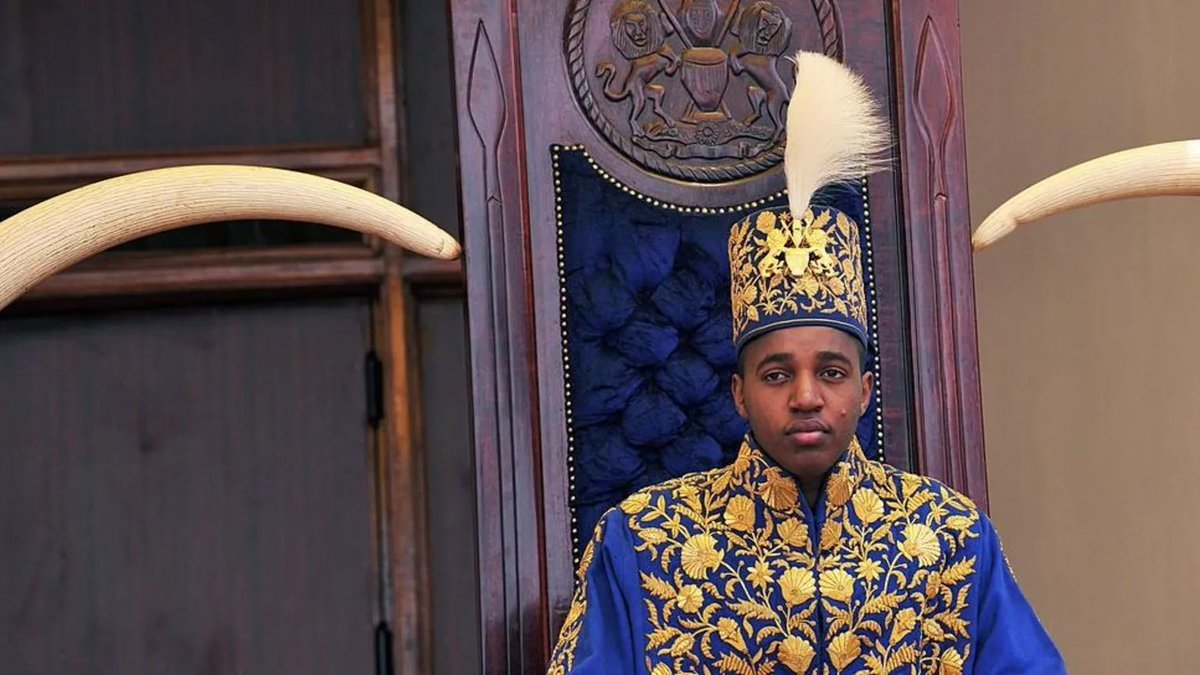 🇺🇬 Le plus jeune monarque traditionnel régnant au monde, le roi Oyo de Tooro dans l'ouest de l'Ouganda,…