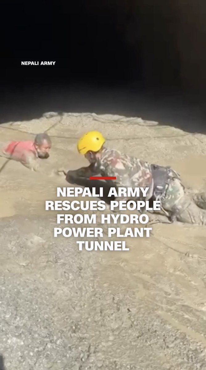 L'armée népalaise a publié une vidéo montrant des sauveteurs sauvant plusieurs personnes d'un tunnel de…