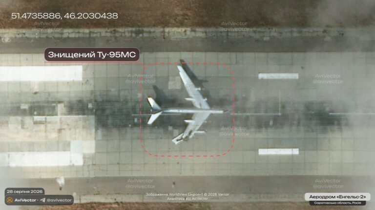 un drone d'attaque ukrainien a frappé avec succès un bombardier lourd russe Tu-95 Bear sur la base…