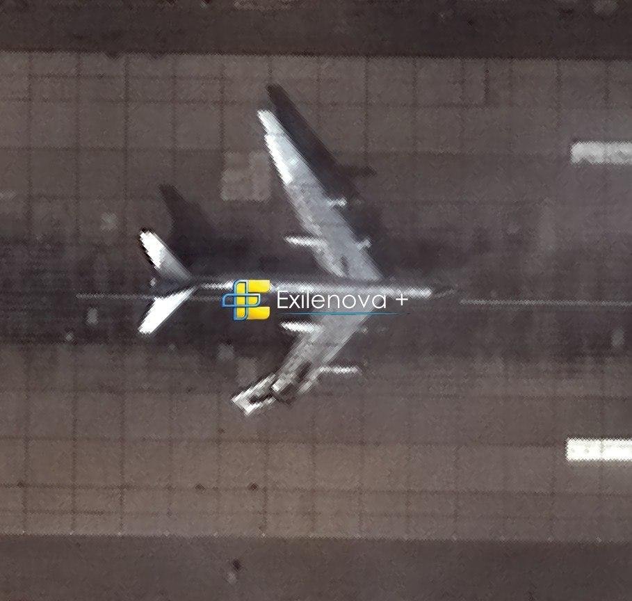 Images satellites d'un bombardier stratégique russe Tu-95MS endommagé sur l'aérodrome d'Engels-2 après la…