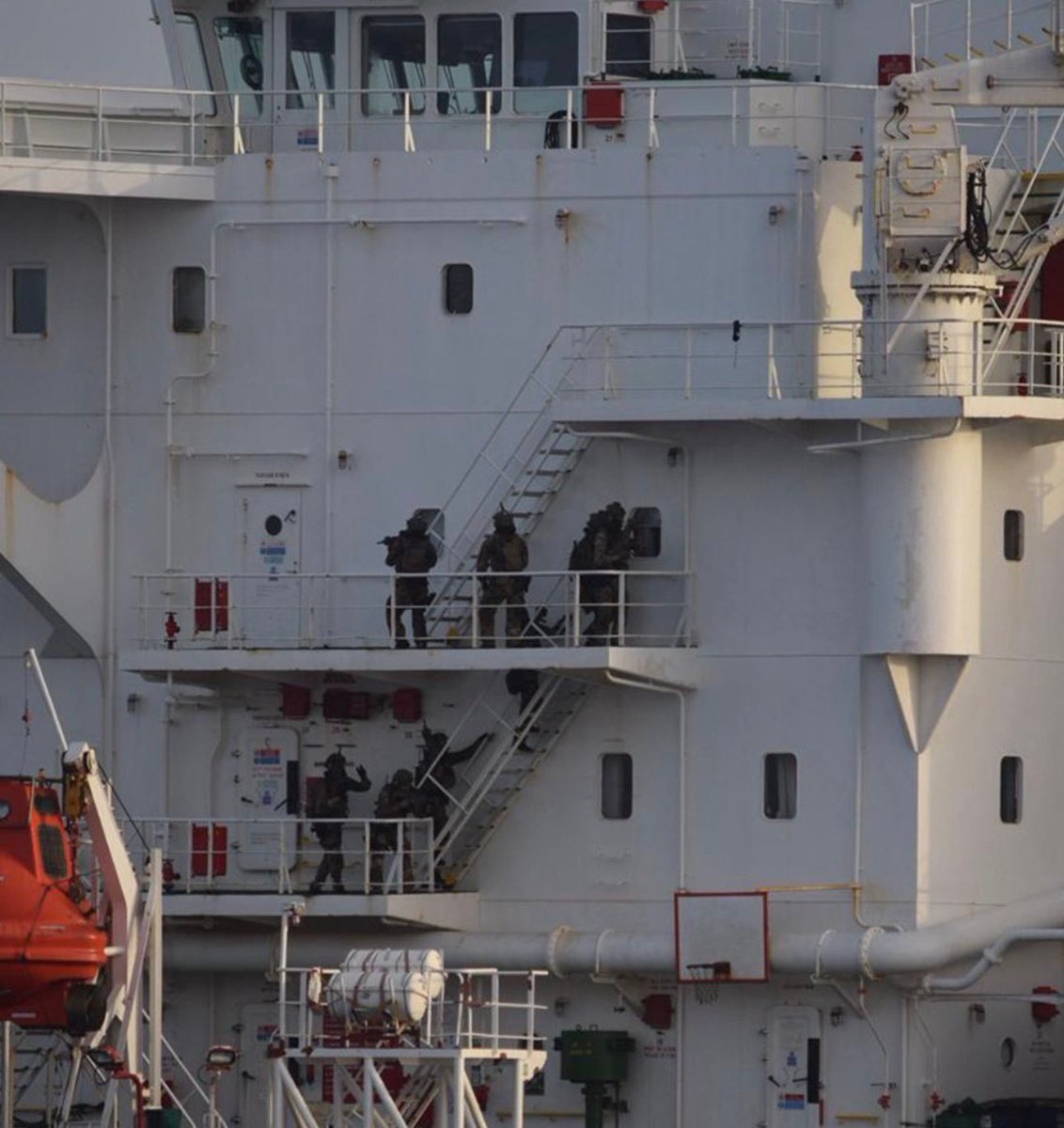 La mission navale de l’UE EUNAVFOR MED Irini a arraisonné et immobilisé le pétrolier de la flotte fantôme…
