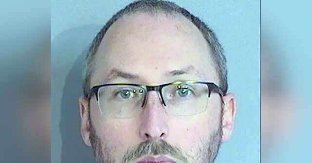 Police : Un enseignant de Floride accusé d'avoir sollicité une "fille de 14 ans" en ligne à des fins sexuelles