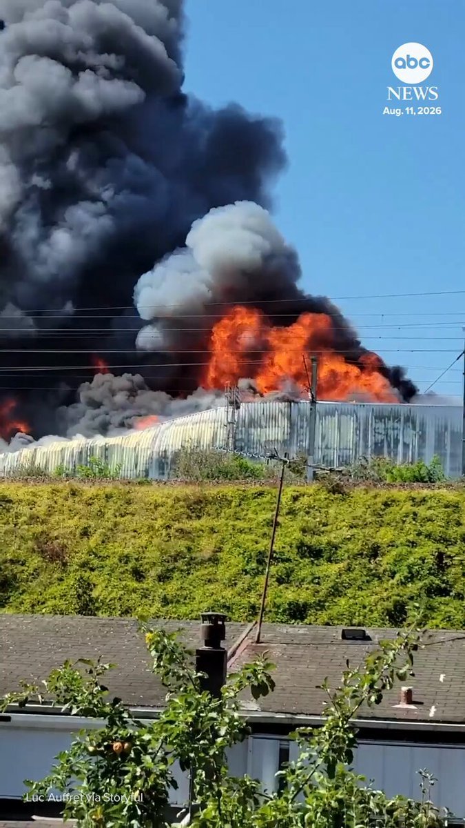 Une épaisse fumée s'est élevée dans le ciel après qu'un incendie massif s'est déclaré mardi près de…