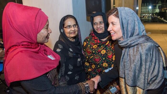 La gouverneure féministe de New York arbore le hijab tout en flattant les électeurs musulmans