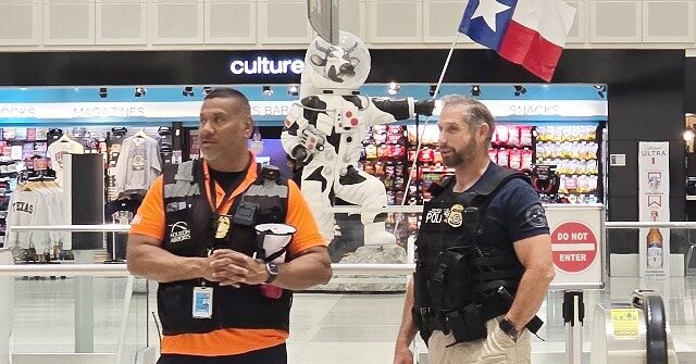 Jamais plus? Les compagnies aériennes empêchent la répression par l'ICE des mêmes dépassements de visa qui ont permis aux pirates de l'air du 11 septembre