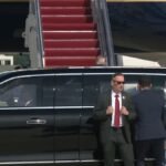 Le président Trump monte à bord d'Air Force One après une semaine bien remplie à la Maison Blanche, en…