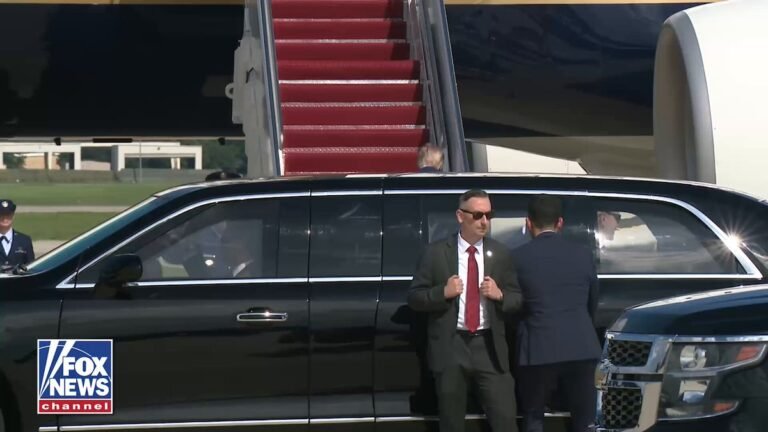 Le président Trump monte à bord d'Air Force One après une semaine bien remplie à la Maison Blanche, en…