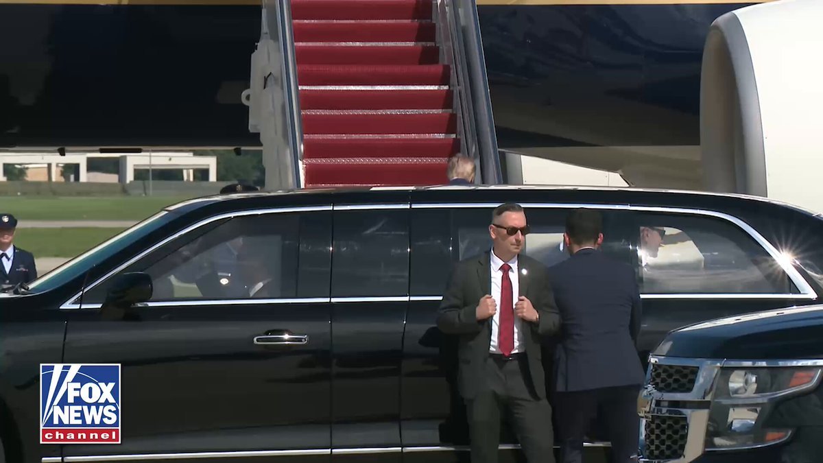 Le président Trump monte à bord d'Air Force One après une semaine bien remplie à la Maison Blanche, en…
