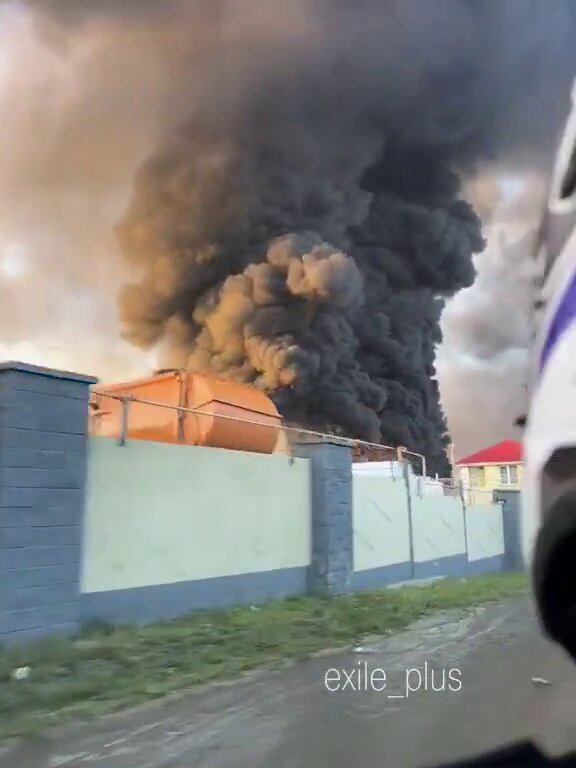 Des drones ukrainiens à longue portée ont frappé ce matin la raffinerie de pétrole de Saratov, en Russie.