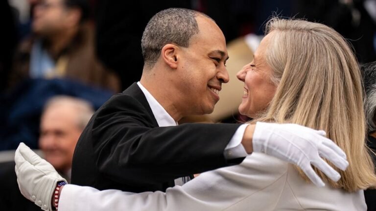 Spanberger AG attire le feu sur une lutte sur deux fronts contre le programme d'application de Trump