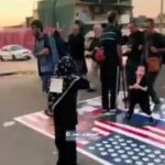 Des pèlerins piétinent les drapeaux américains et israéliens à Karbala, en Irak, lors du pèlerinage…