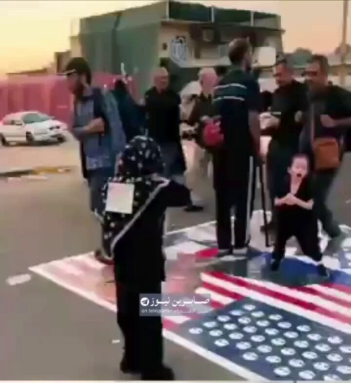 Des pèlerins piétinent les drapeaux américains et israéliens à Karbala, en Irak, lors du pèlerinage…