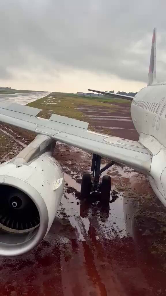 Un Airbus A320 LATAM a dévié de la piste après avoir atterri à l'aéroport Cascavel Adalberto Mendes da…