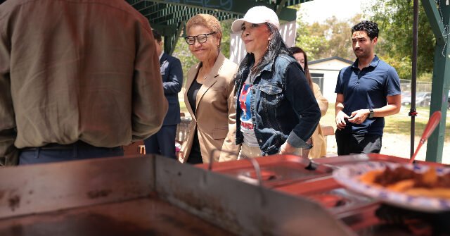 La maire Karen Bass : Ne touchez pas à des milliers de vendeurs de nourriture migrants opérant illégalement à Los Angeles