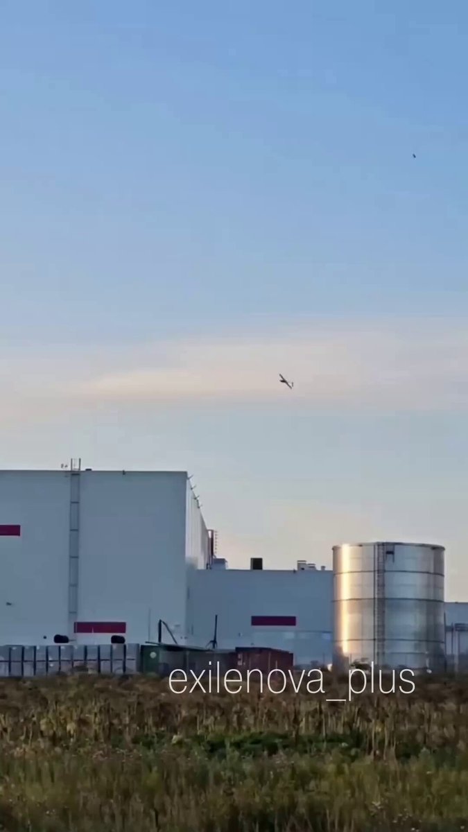 Le moment où un drone ukrainien a frappé un entrepôt de Wildberries dans la région russe de Krasny Bor