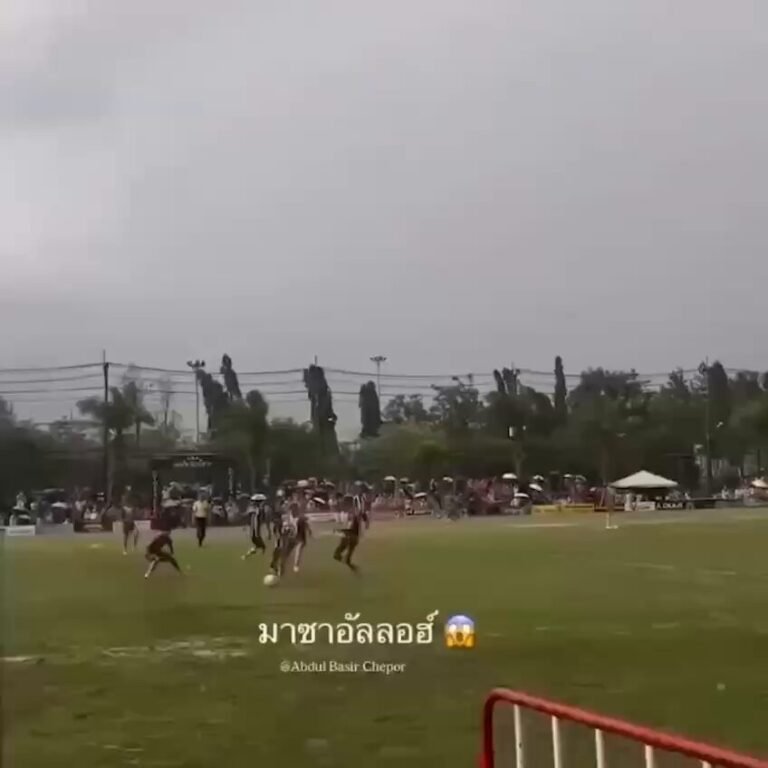 Un footballeur a été tué et 12 autres blessés après qu'un éclair ait frappé le terrain lors d'un match en…