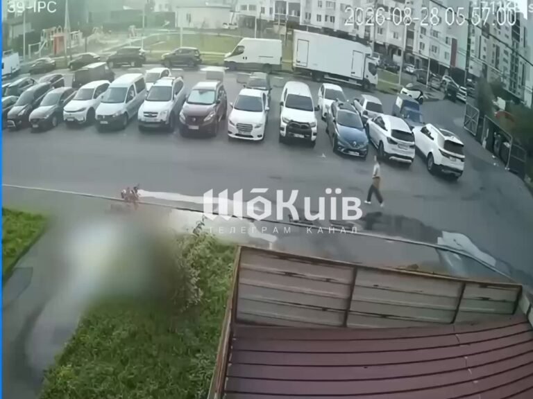 Le moment où une femme a miraculeusement survécu après qu'un drone russe ait frappé un parking à côté d'un…
