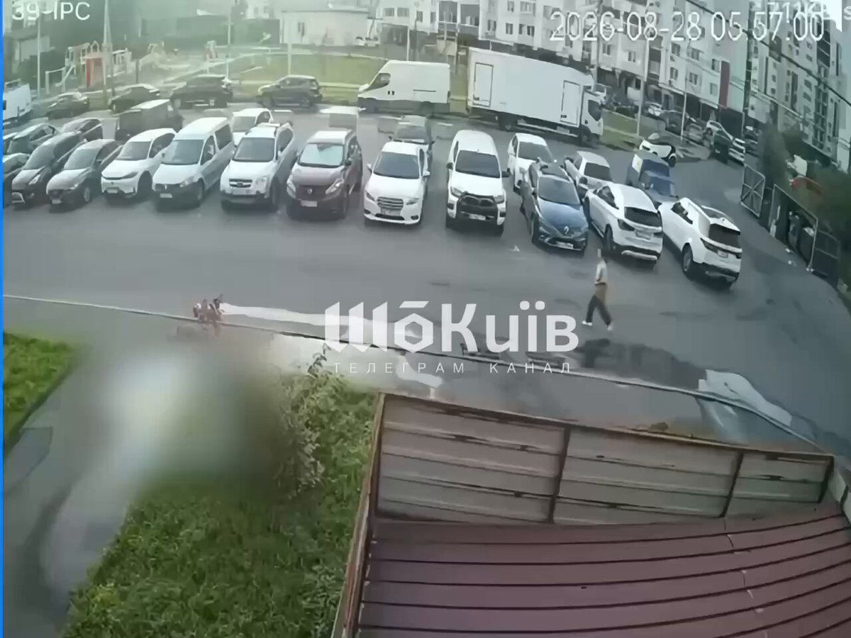 Le moment où une femme a miraculeusement survécu après qu'un drone russe ait frappé un parking à côté d'un…