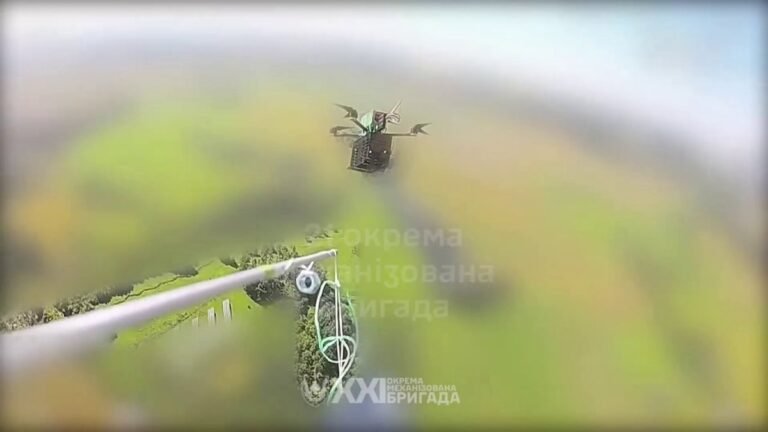Les drones ukrainiens FPV de la 21e brigade mécanisée continuent de frapper les drones russes du ciel à…