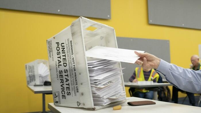 24 États vont poursuivre le service postal américain pour des restrictions sur le vote par correspondance
