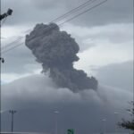 Le volcan japonais Sakurajima est entré en éruption de façon spectaculaire, envoyant un énorme panache de…