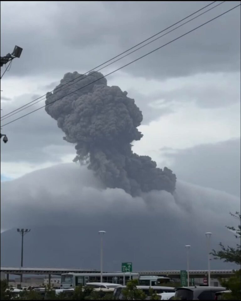Le volcan japonais Sakurajima est entré en éruption de façon spectaculaire, envoyant un énorme panache de…