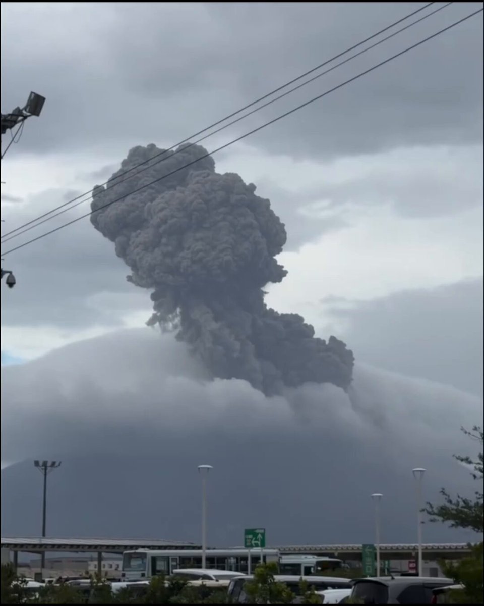 Le volcan japonais Sakurajima est entré en éruption de façon spectaculaire, envoyant un énorme panache de…