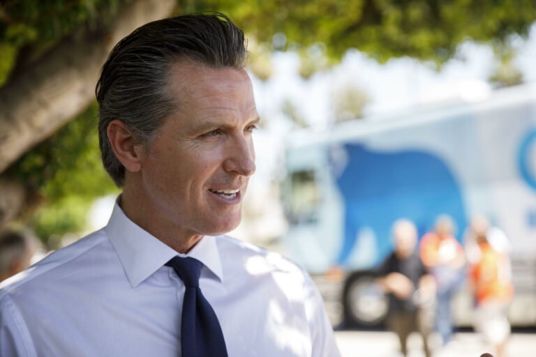 Newsom signe la controversée « loi Stop Nick Shirley » en Californie