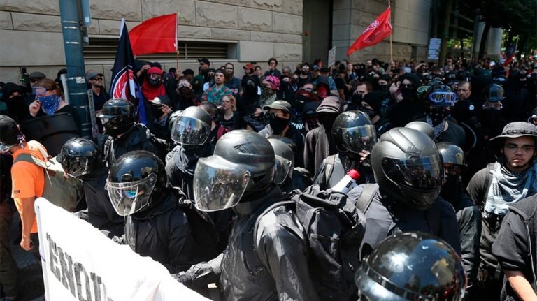 Les sites liés à Antifa disparaissent après la désignation terroriste d'un collectif technologique par le Département d'État