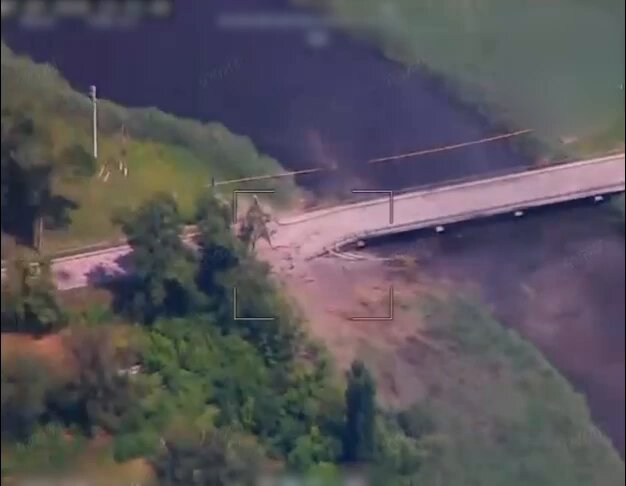 Les images montrent un MiG-29 Fulcrum de l’armée de l’air ukrainienne frappant et détruisant le pont…
