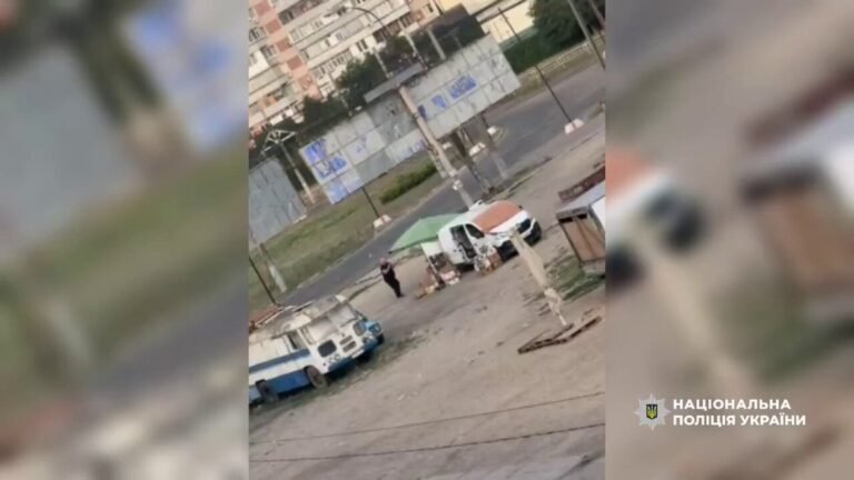 IMAGES HORRIFIQUES : Un drone russe a frappé un civil sur un marché de Kherson.